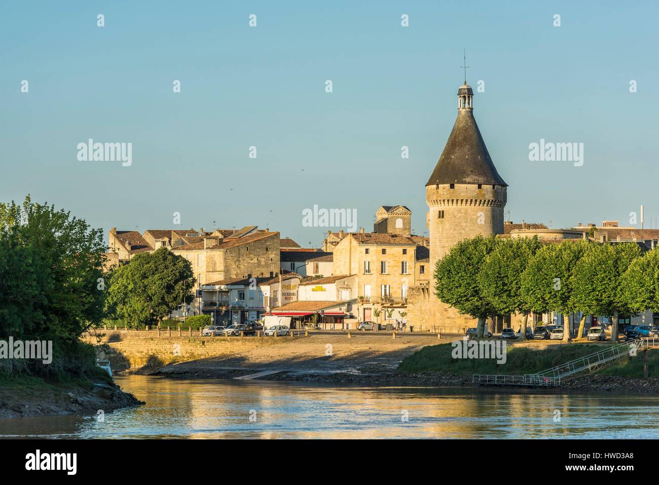 France, Gironde, Libourne, the banks of Isle river, Tour du Grand Port  (14th century), one of the last remains of the fortifications that  protected Libourne since the Middle Ages Stock Photo -, image size:1300x957