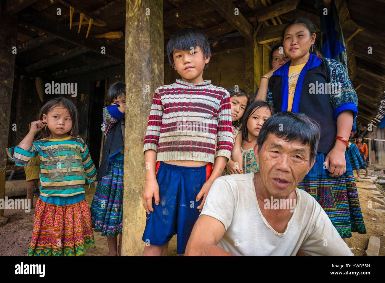 Vietnam, mountain range of Hoang Lien Son, family portraits with green H'mong farmers in the village of Nin Stock Photo