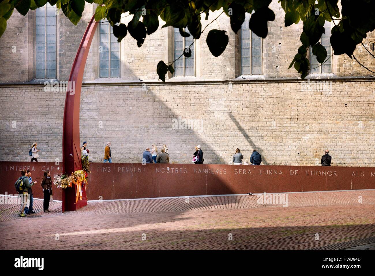 Spain, Catalonia, Barcelona, Born district or La Ribera, El Fossar de les Moreres, a square which is a memorial to the fallen Catalans of the war during the Siege of Barcelona in 1714. The Memorial with the flame. Stock Photo