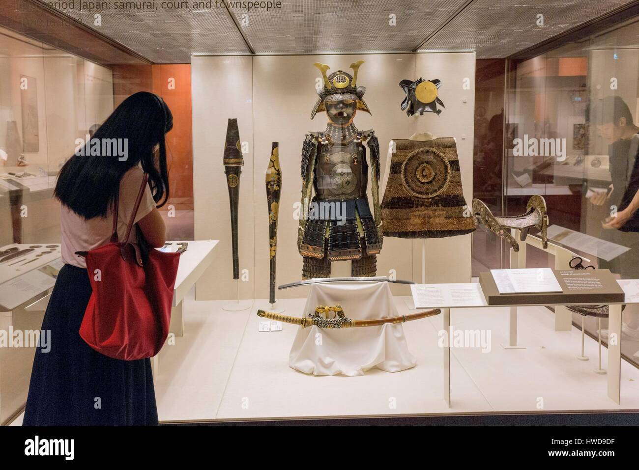 United Kingdom, London, Fitzrovia district, the British Museum, the rooms  dedicated to Japan, armor, helmet and sword of samurai, visitors watching  the window Stock Photo - Alamy