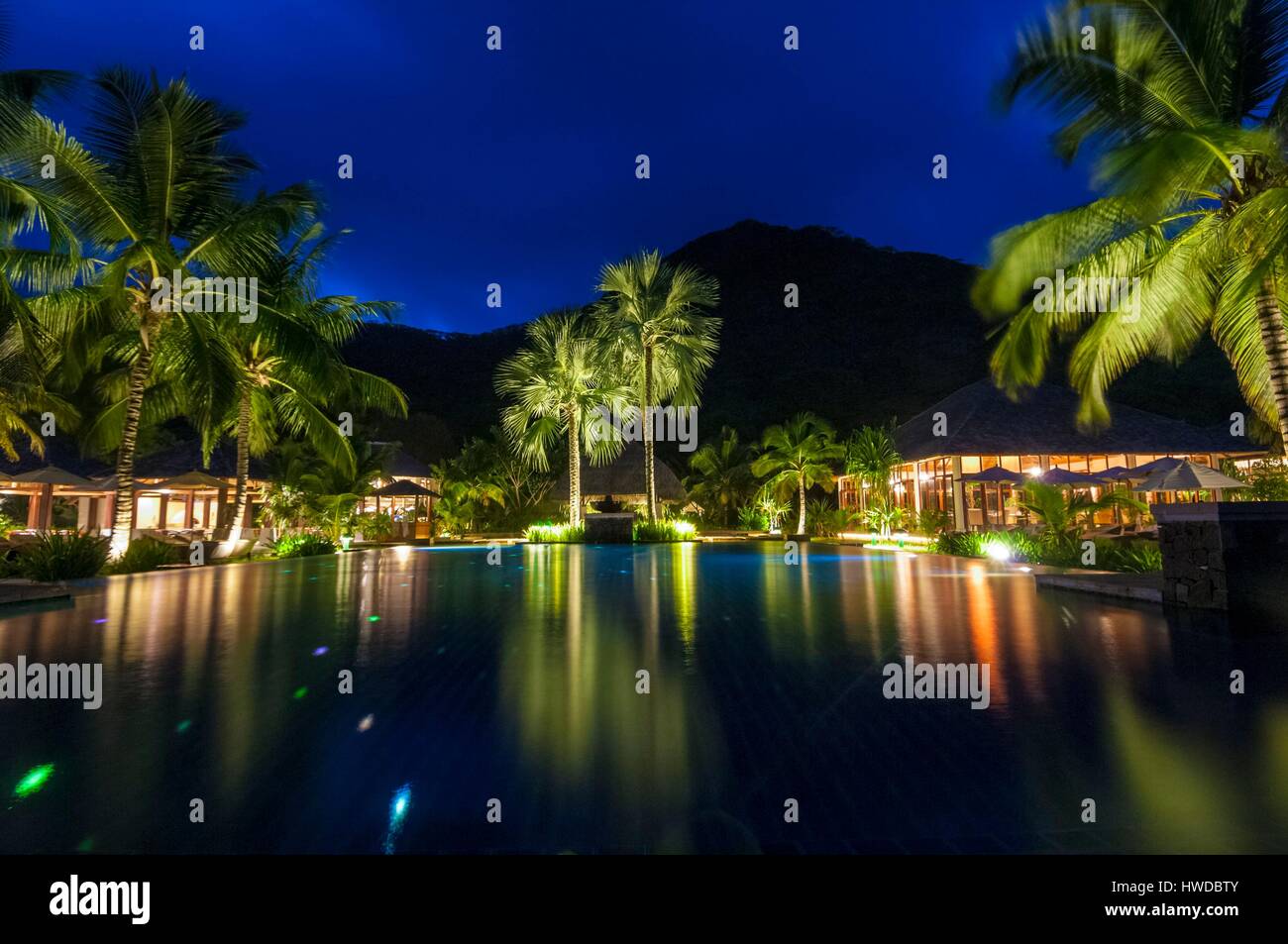 Khu nghỉ dưỡng Hilton Seychelles Labriz nằm trên đảo Silhouette với cảnh quan thiên nhiên tuyệt đẹp và các tiện nghi cao cấp. Khách sạn được thiết kế độc đáo và hiện đại, tạo ra không gian nghỉ ngơi thoải mái và ấn tượng. Nơi đây là lựa chọn hoàn hảo cho những ai muốn trốn khỏi nhịp sống đô thị và thư giãn tại một trong những điểm đẹp nhất của thế giới. 