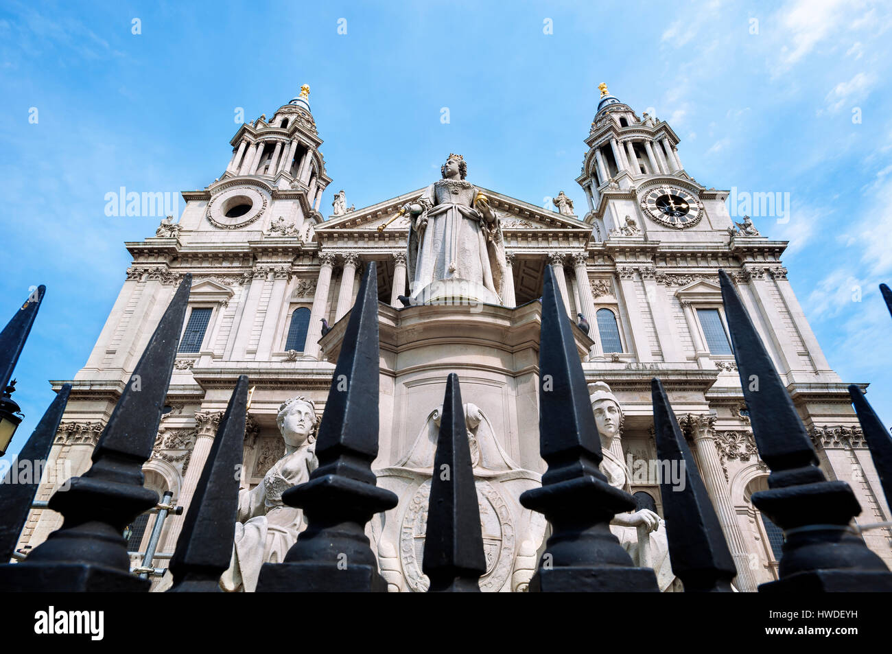 Statue outside st pauls cathedral hires stock photography and images