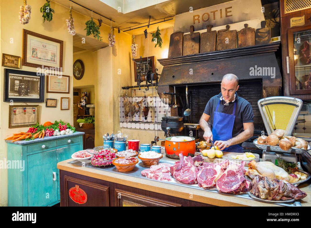 France, Gironde, Bordeaux, Porte de la Monnaie street, restaurant La Tupina founded in 1968 by Jean-Pierre Xiradakis and specialized in South-West cuisine, preparing French fries and grilled meats Stock Photo