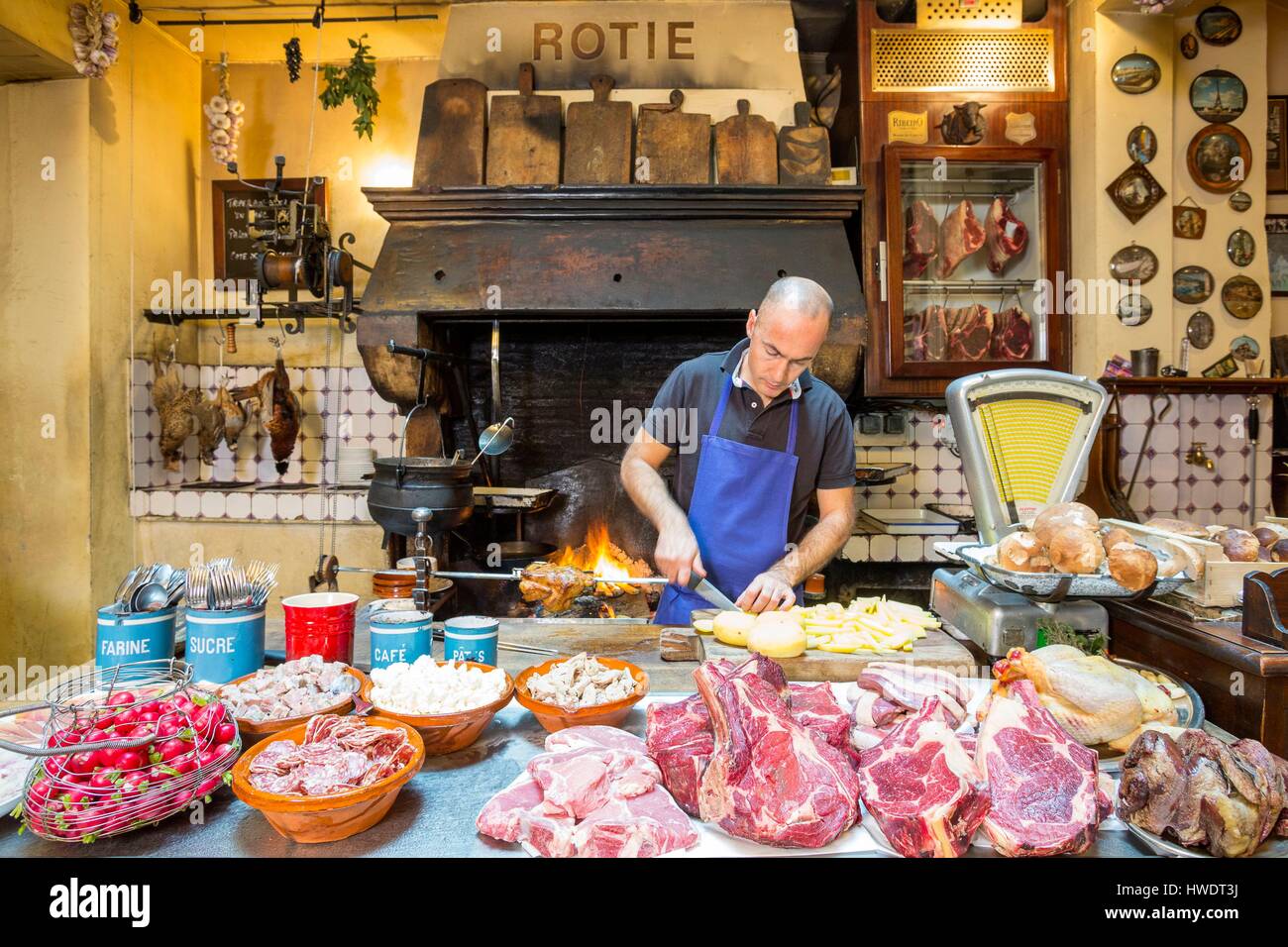 France, Gironde, Bordeaux, Porte de la Monnaie street, restaurant La Tupina founded in 1968 by Jean-Pierre Xiradakis and specialized in South-West cuisine, preparing French fries and grilled meats Stock Photo