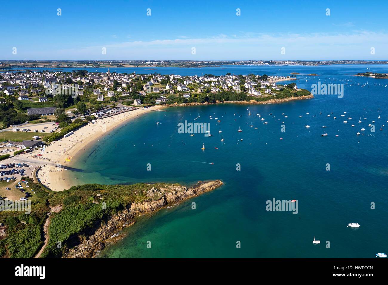 France, Finistere, Bay of Morlaix, Carantec, plage du Kelenn (Kelenn beach)  et Pointe de la Chaise du Curé (aerial view Stock Photo - Alamy