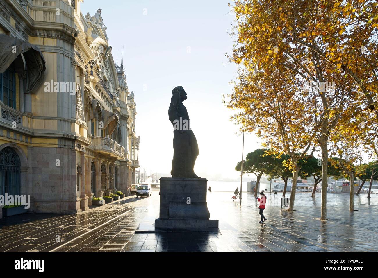 Spain, Catalonia, Barcelona, La Barceloneta district, Port Veil, Ròmul Bosch i Alsina statue and the Customs house built in 1902 by architect Enric Sagnier near Port Vell Stock Photo