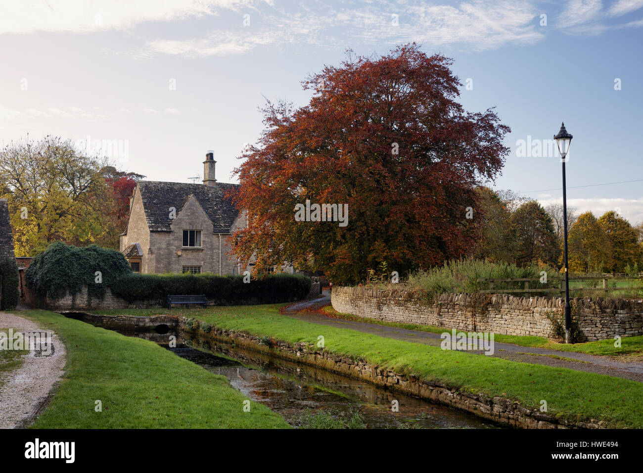 Cottage in the Cotswold village of Ashton Keyens Stock Photo