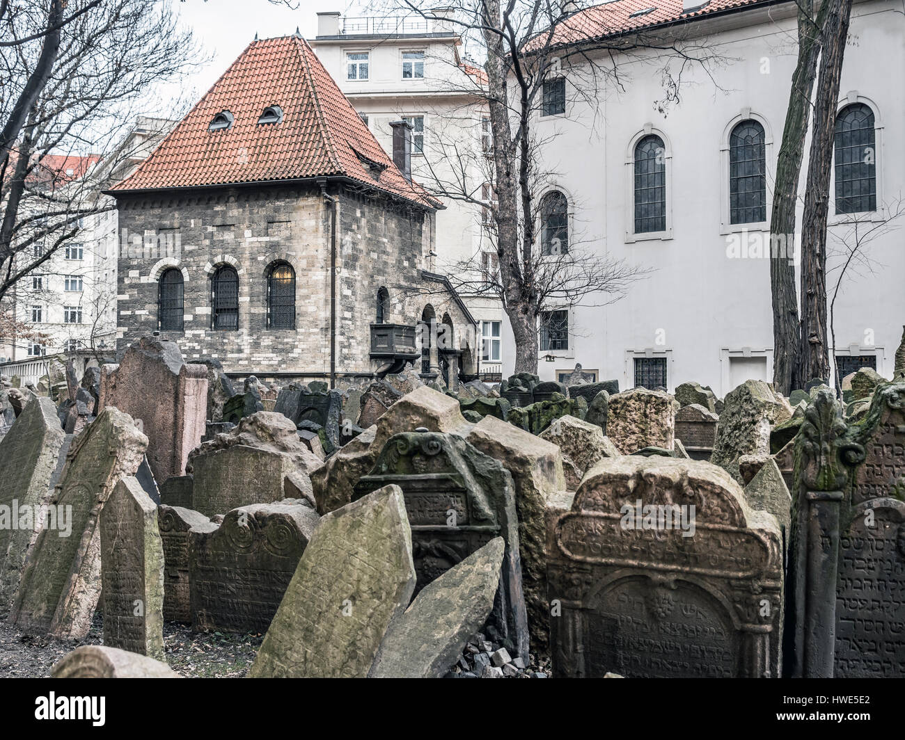 Old Jewish cemetery with the Ceremonial Hall in the background, Prague, Czech Republic Stock Photo