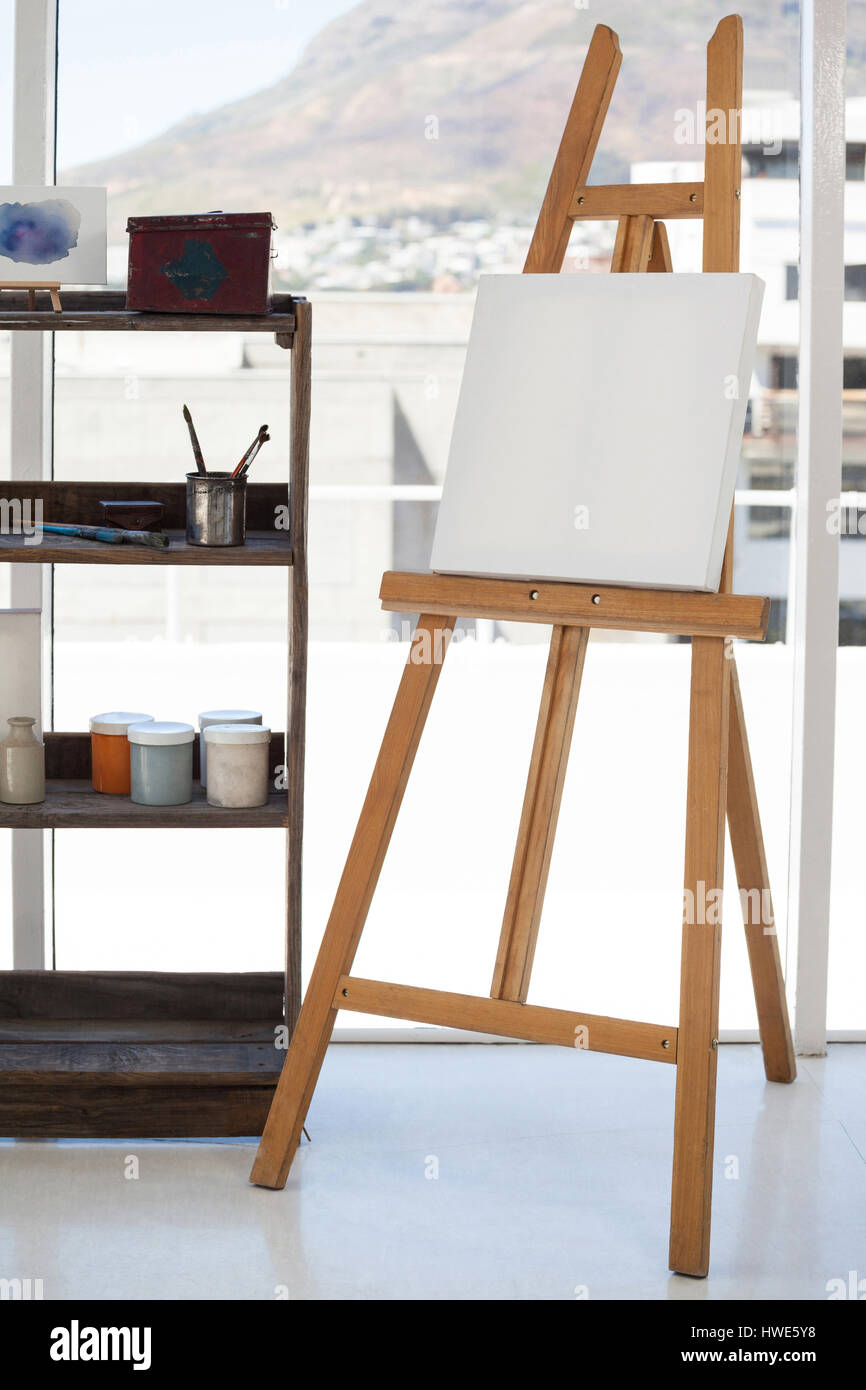 Easel blank canvas paint brush hi-res stock photography and images - Alamy