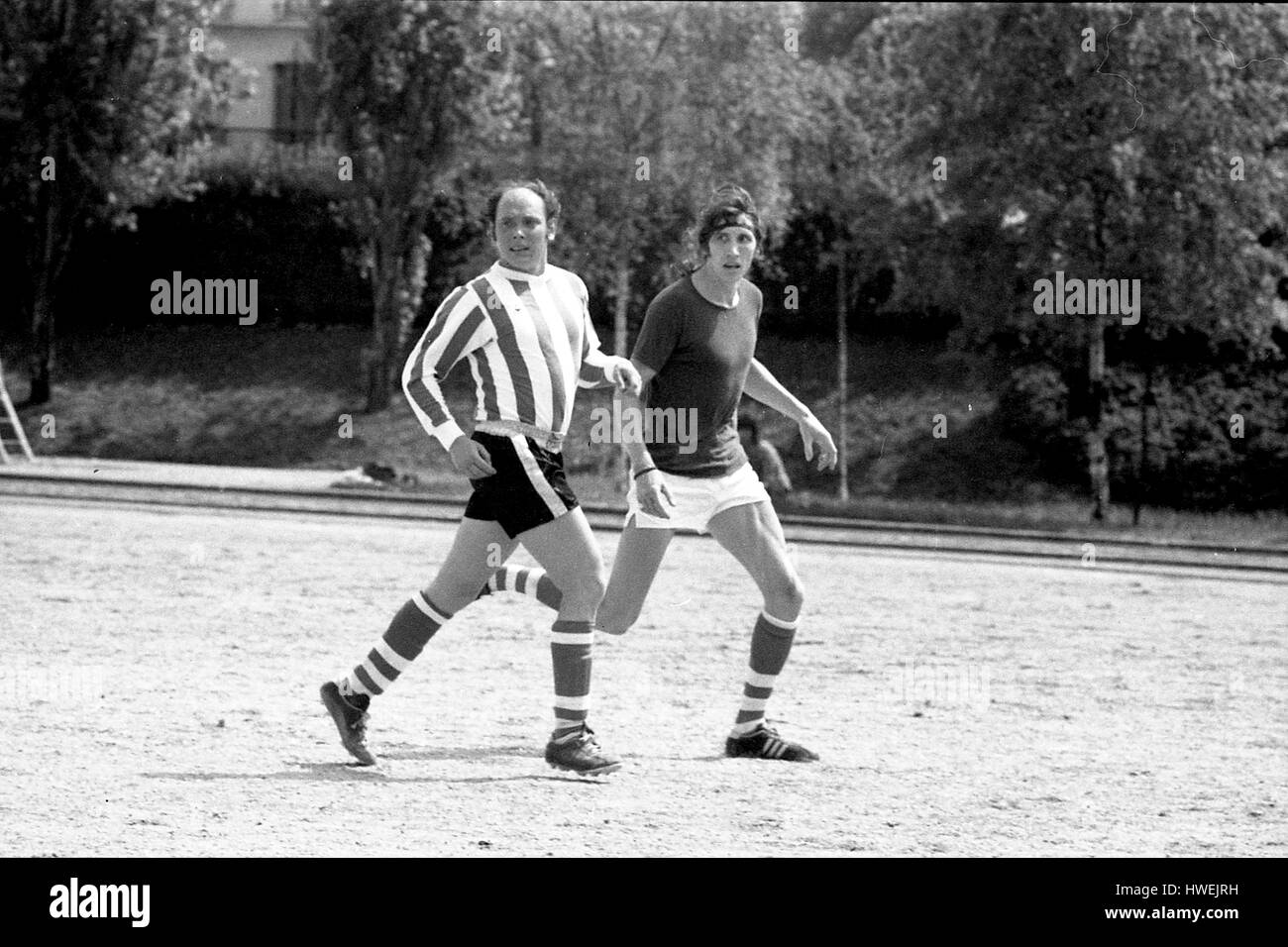 Pinki Floyd playing football - 22/06/1974 - France / Burgundy (french  region) / Dijon - The day following their concert, members of Pink Floyd  went to play a football match - Philippe Gras / Le Pictorium Stock Photo -  Alamy