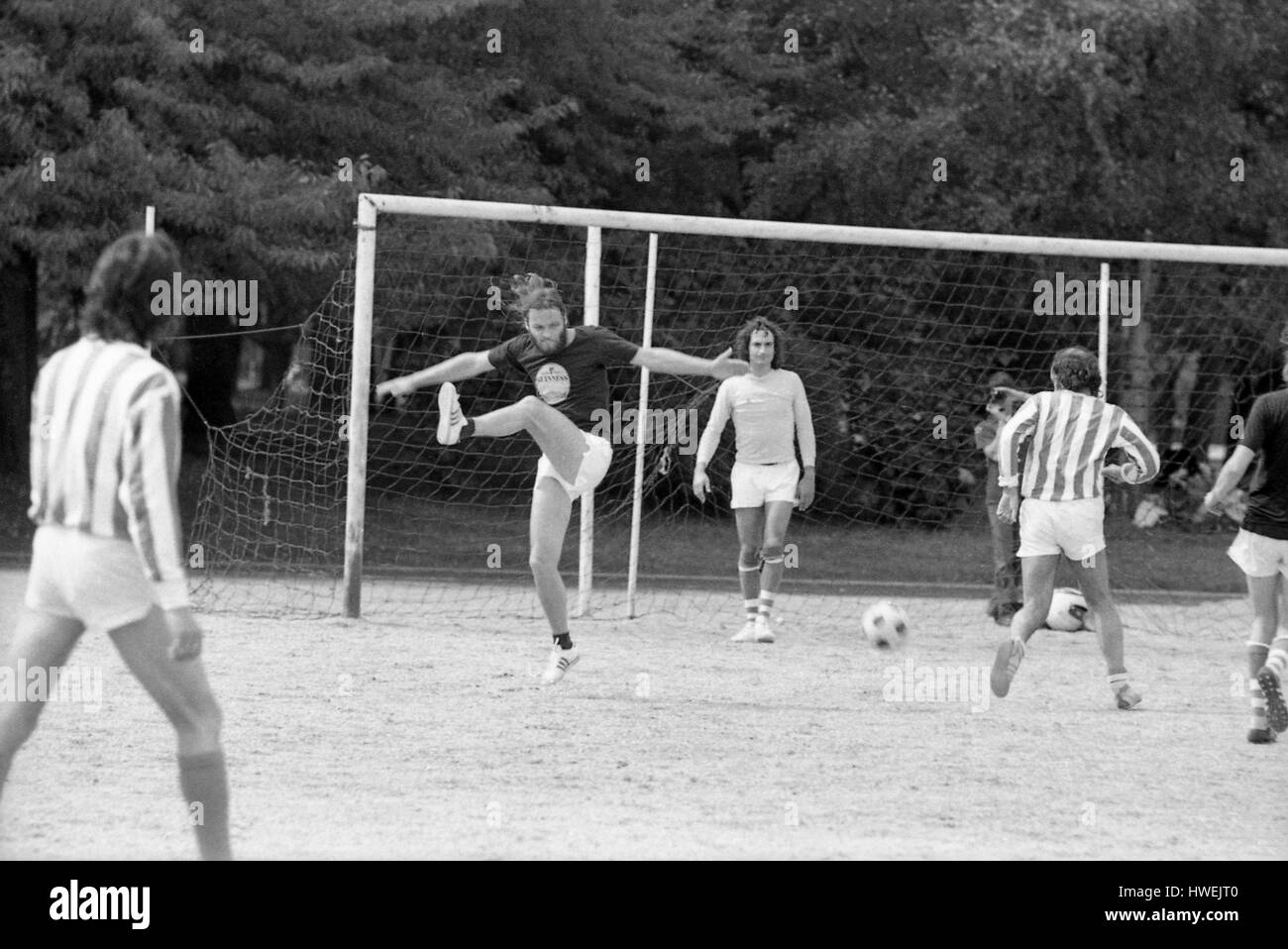 Pinki Floyd playing football - 22/06/1974 - France / Burgundy (french  region) / Dijon - The day following their concert, members of Pink Floyd  went to play a football match - Philippe Gras / Le Pictorium Stock Photo -  Alamy