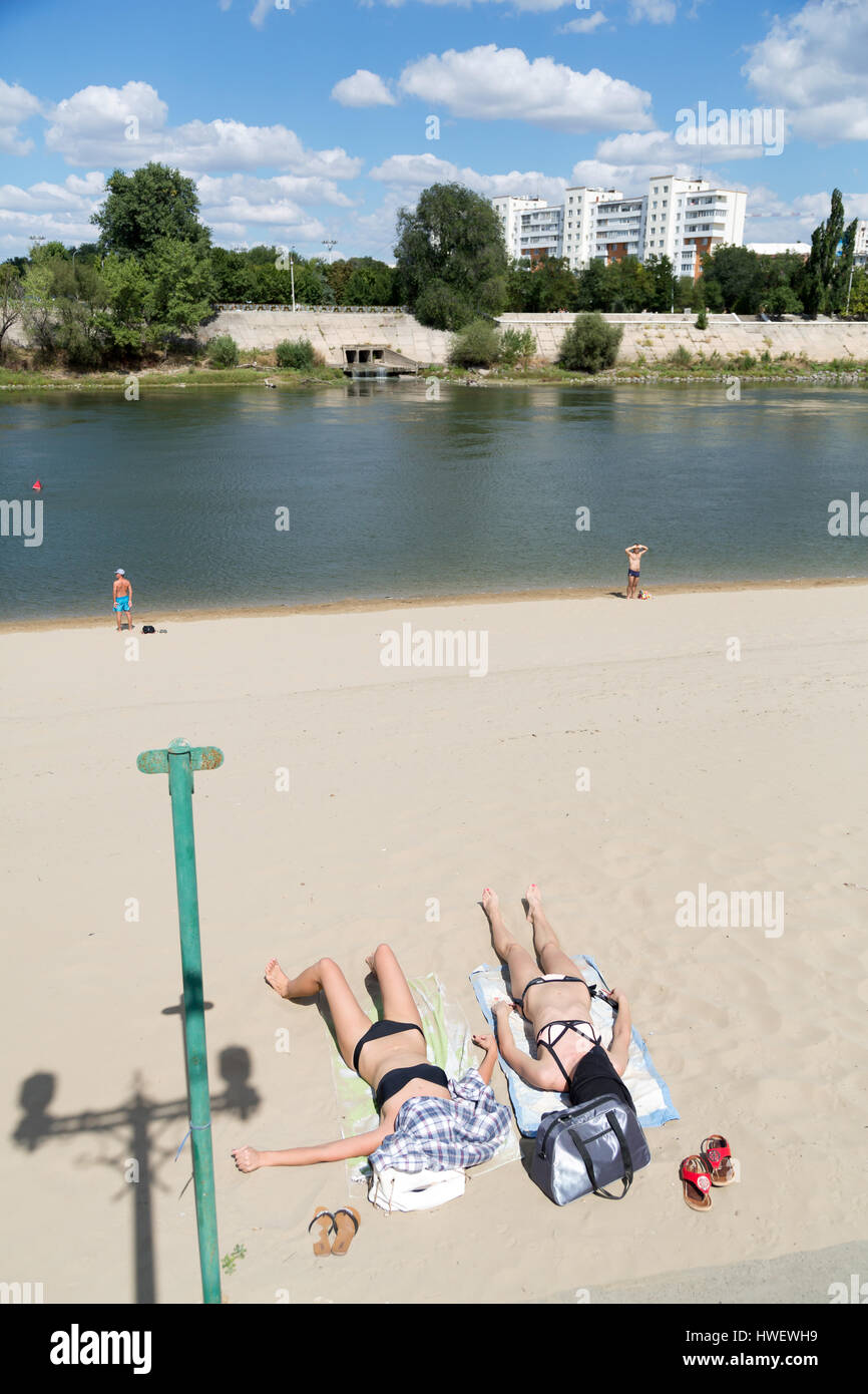 Tiraspol, Moldova, Bathers at the Dnister Stock Photo