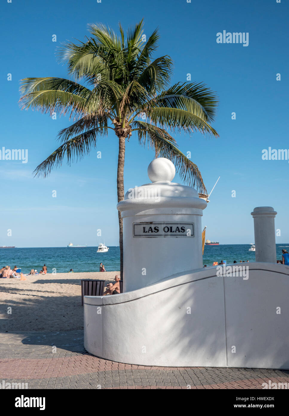The Las Las Beach Sign And Entrance In Fort Lauderdale, Florida, A Very Popular Beach And Shopping Area Stock Photo