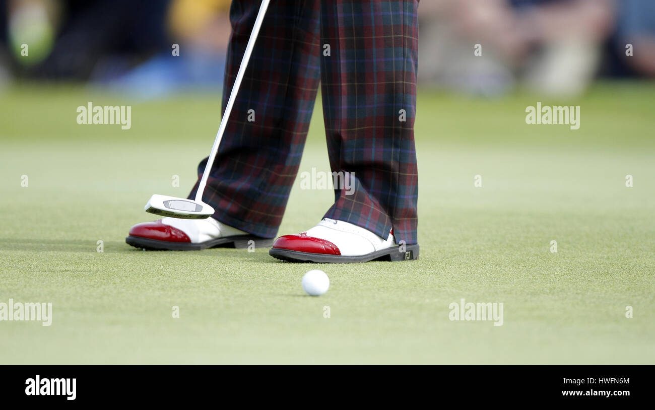 RED TIPPED GOLFERS SHOES PUTTER GOLFING ATTIRE GOLFING ATTIRE LYTHAM & ST.ANNES LANCASHIRE ENGLAND 21 July 2012 Stock Photo