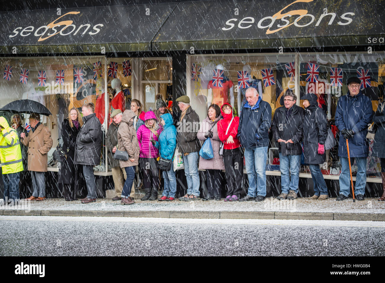 Clitheroe, UK. 21st Mar, 2017. Royal visit by HRH Prince Charles to Clitheroe to see local retailers that support the town's food festival - held later in the year. This image local residents await the arrival of the Prince despite the poor weather conditions, at Byrnes Wine Merchants. Credit: STEPHEN FLEMING/Alamy Live News Stock Photo