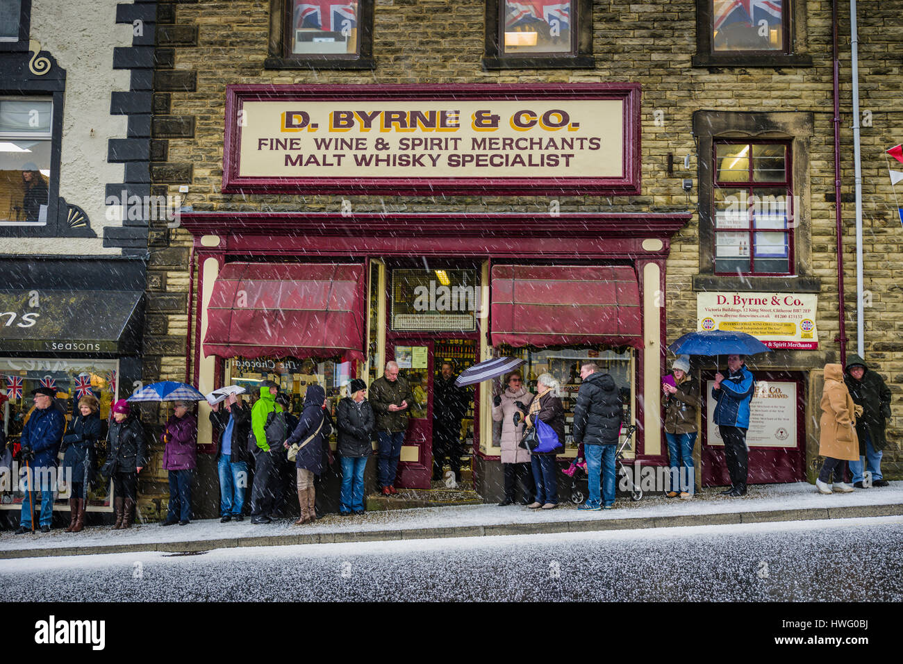 Clitheroe, UK. 21st Mar, 2017. Royal visit by HRH Prince Charles to Clitheroe to see local retailers that support the town's food festival - held later in the year. This image local residents await the arrival of the Prince despite the poor weather conditions, at Byrnes Wine Merchants. Credit: STEPHEN FLEMING/Alamy Live News Stock Photo