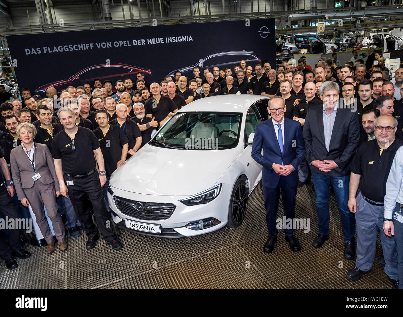 HANDOUT - Das gesamte Team des neuen Opel Insignia · Designer, Ingenieure und die Mitarbeiter des Werkes - steht am 21.03.2017 in Rüsselsheim neben dem zuvor vom Band gelaufenen Spitzenmodell des Autobauers. Vorn links neben dem Fahrzeug Werksleiter Michael Lewald, rechts Opel-Chef Karl-Thomas Neumann, rechts neben ihm der stellvertretende Betriebsratsvorsitzender Uwe Baum. (zu dpa «Neuer Insignia läuft bei Opel vom Band - Letzte GM-Limousine») ACHTUNG: Nur zur redaktionellen Verwendung im Zusammenhang mit der aktuellen Berichterstattung und nur bei Nennung: 'Foto: Axel Wierdemann/Opel /d Stock Photo