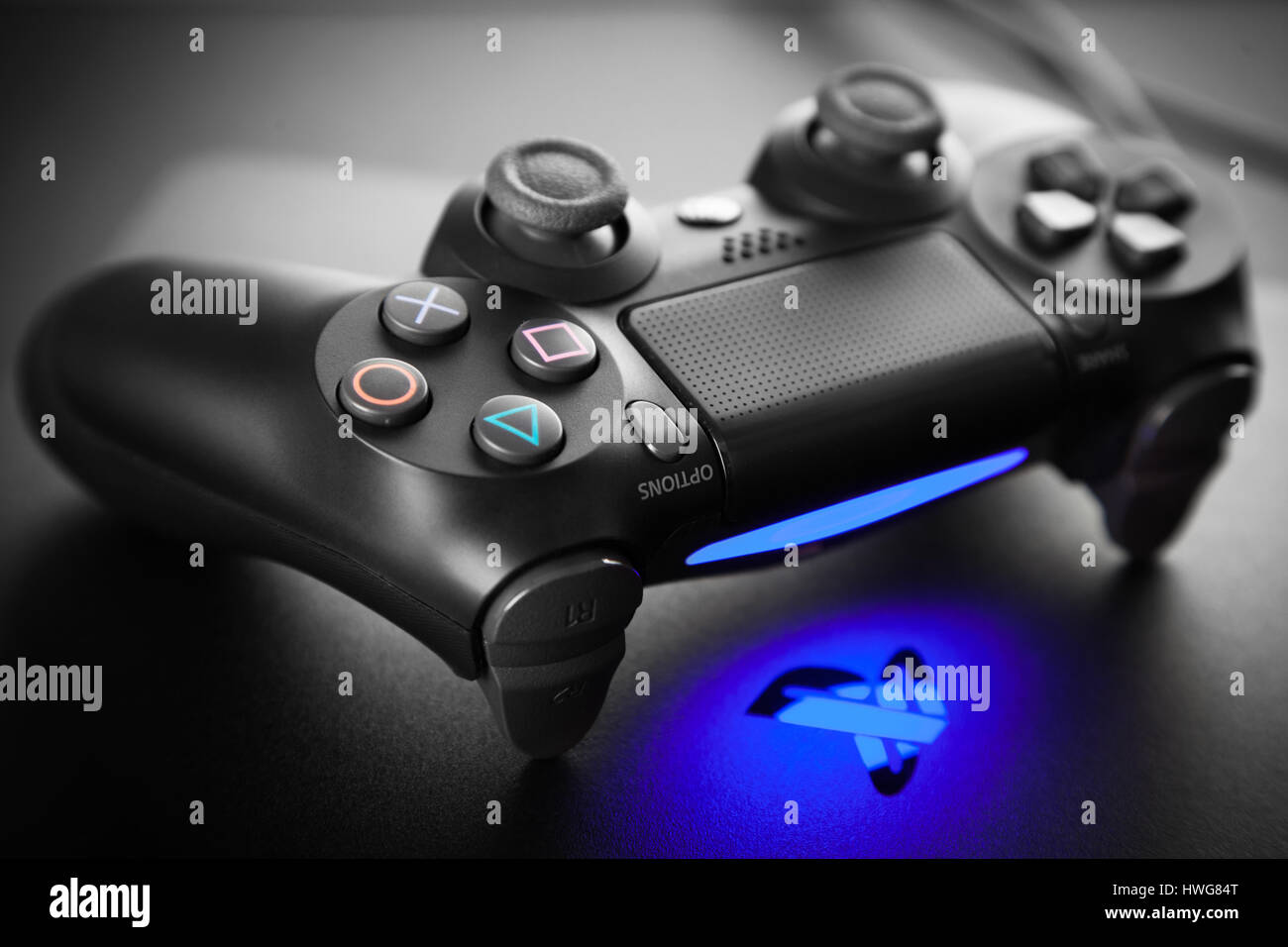 Display del negozio riempito con PlayStation 4 giochi per un home video  della console di gioco Foto stock - Alamy