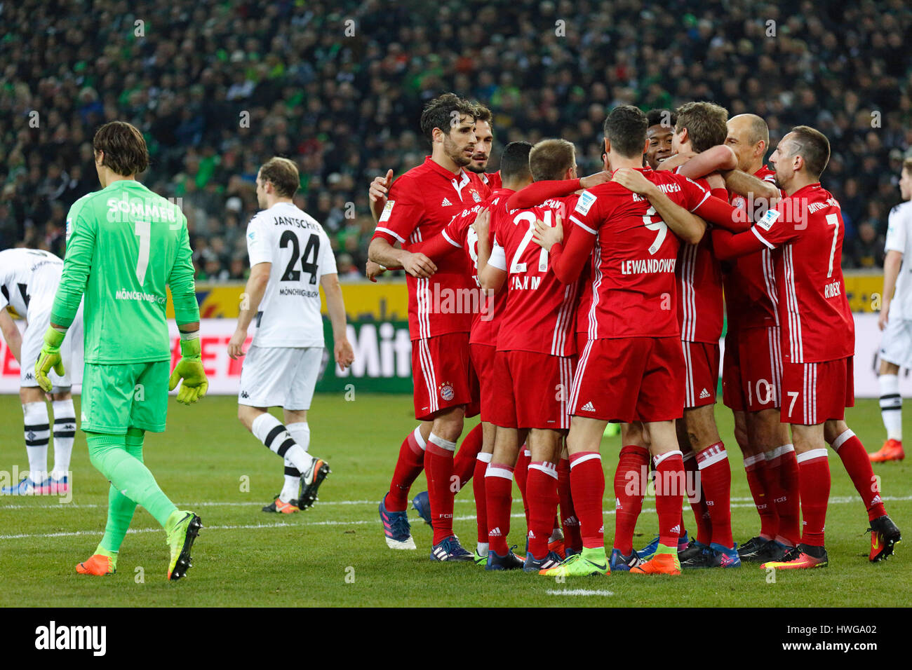 sports, football, Bundesliga, 2016/2017, Borussia Moenchengladbach versus FC Bayern Munich 0:1, Stadium Borussia Park, rejoicing at the 0:1 winning goal to Munich, f.l.t.r. keeper Yann Sommer (MG), Tony Jantschke (MG), Javier Javi Martinez (FCB), Mats Jul Stock Photo