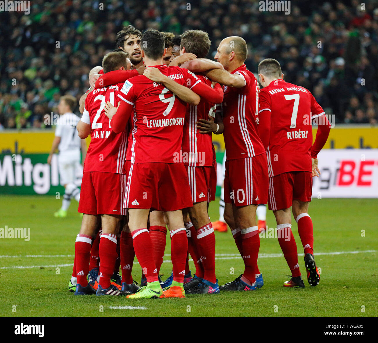 sports, football, Bundesliga, 2016/2017, Borussia Moenchengladbach versus FC Bayern Munich 0:1, Stadium Borussia Park, rejoicing at the 0:1 winning goal to Munich, f.l.t.r. Philipp Lahm (FCB), Javier Javi Martinez (FCB), Robert Lewandowski (FCB), goal sco Stock Photo