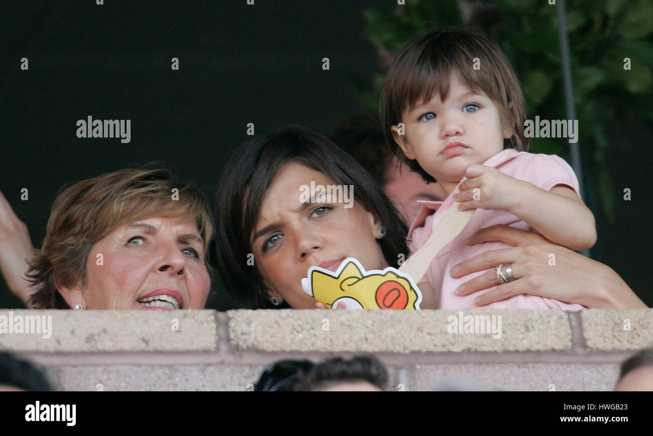 Katie holmes and suri cruise hi-res stock photography and images - Page 3 -  Alamy