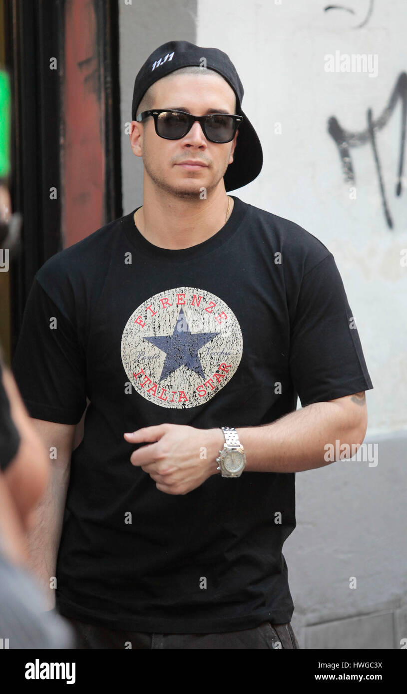 Vinny Guadagnino walks to the laundromat during season 4 of MTV's