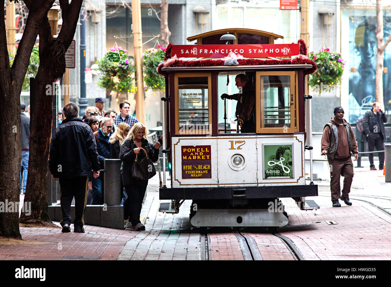 People waiting to get on Market and Powell cable car Stock Photo Alamy