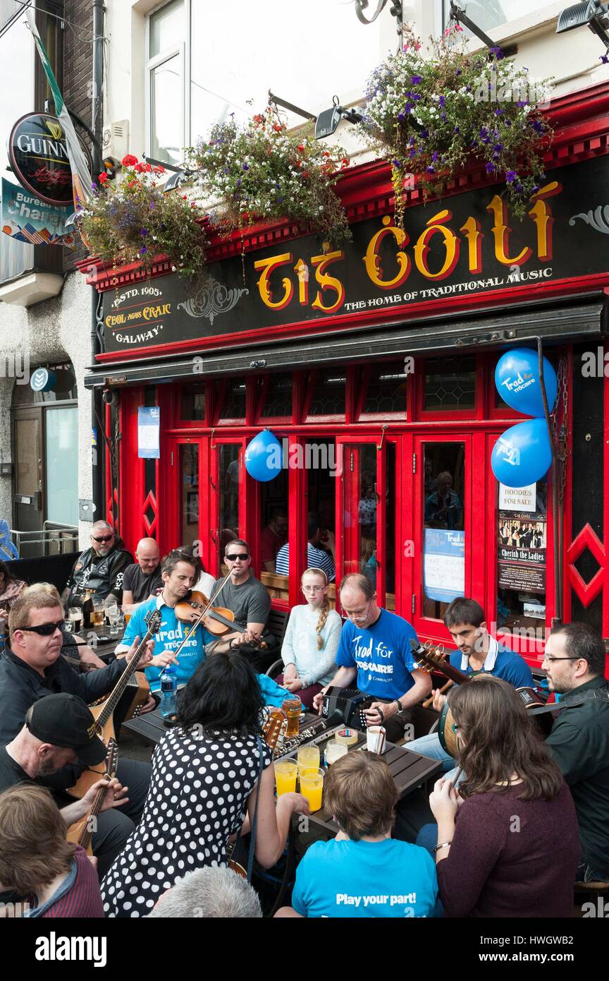 Ireland, County Galway, Galway, pub Tig Coili, traditional terrace music session Stock Photo