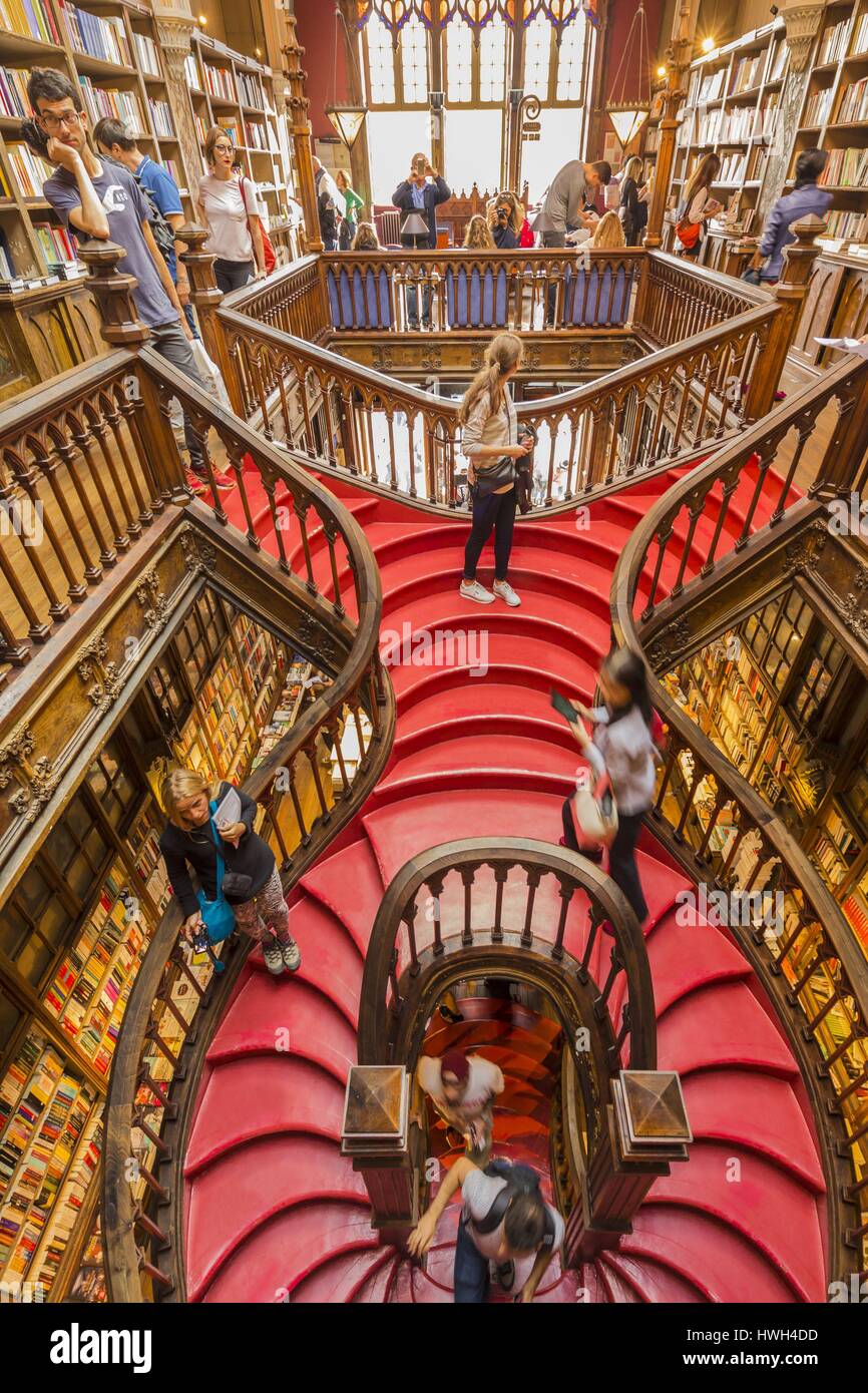 Portugal, Douro Valley, North region, Porto, historical center listed as World Heritage by UNESCO, stunning wooden spiral staircase, Lello & Irmao bookshopt on rua das Carmelitas is one of european's most impressive ones which would have inspired the store of textbooks in which go the pupils of Poudlard of whom Harry Potter Stock Photo