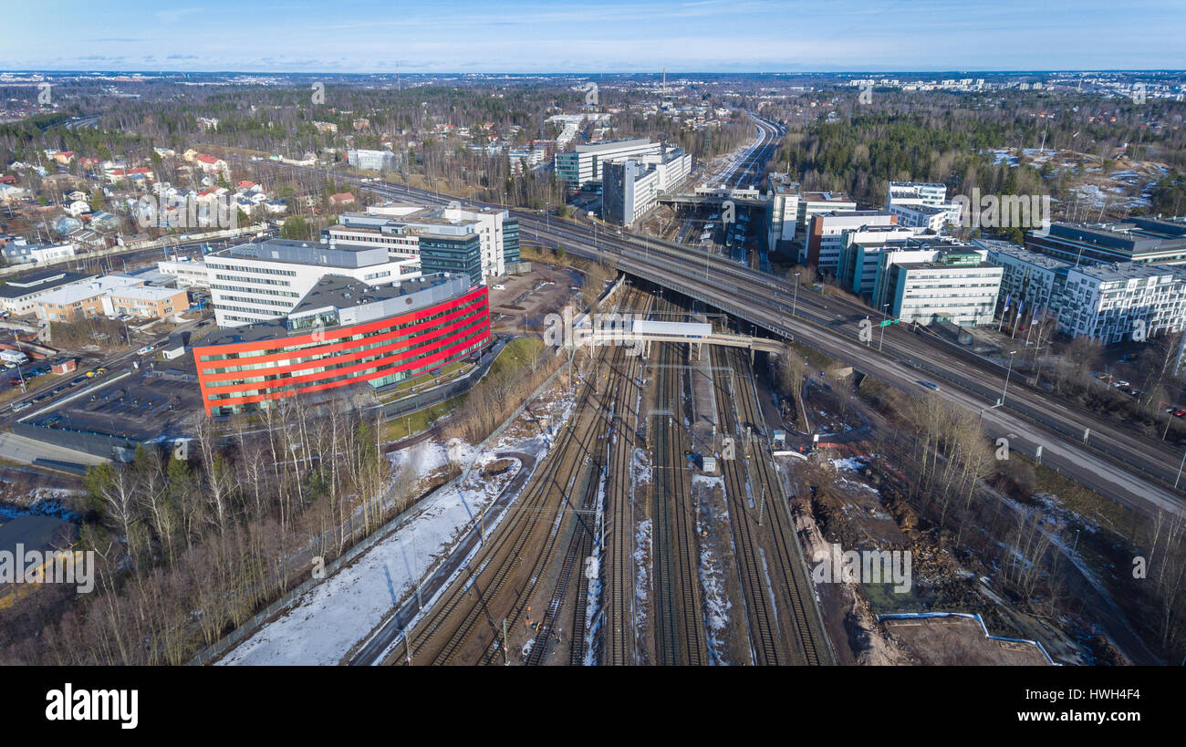 Ilmakuvassa raideväylä Käpylän juna-asemalle sekä oikeasta alakulmasta Tuusulanväylä joka halkoo vasemmalla Metsälän ja oikealla Käpylän alueet Stock Photo