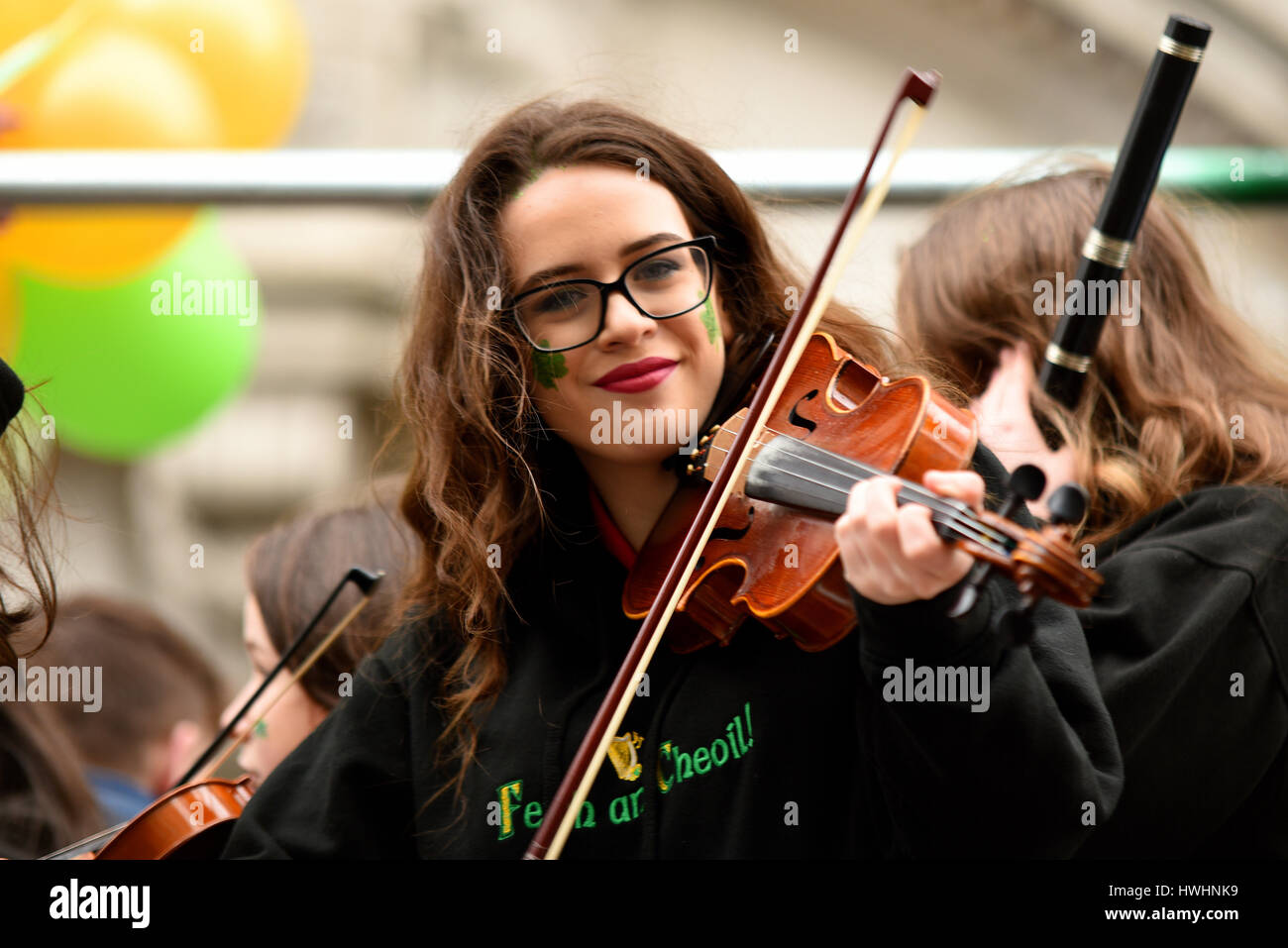 Violinist of the Feith an Cheoil School of Music at the 2017 St. Patrick's Day Parade in London Stock Photo