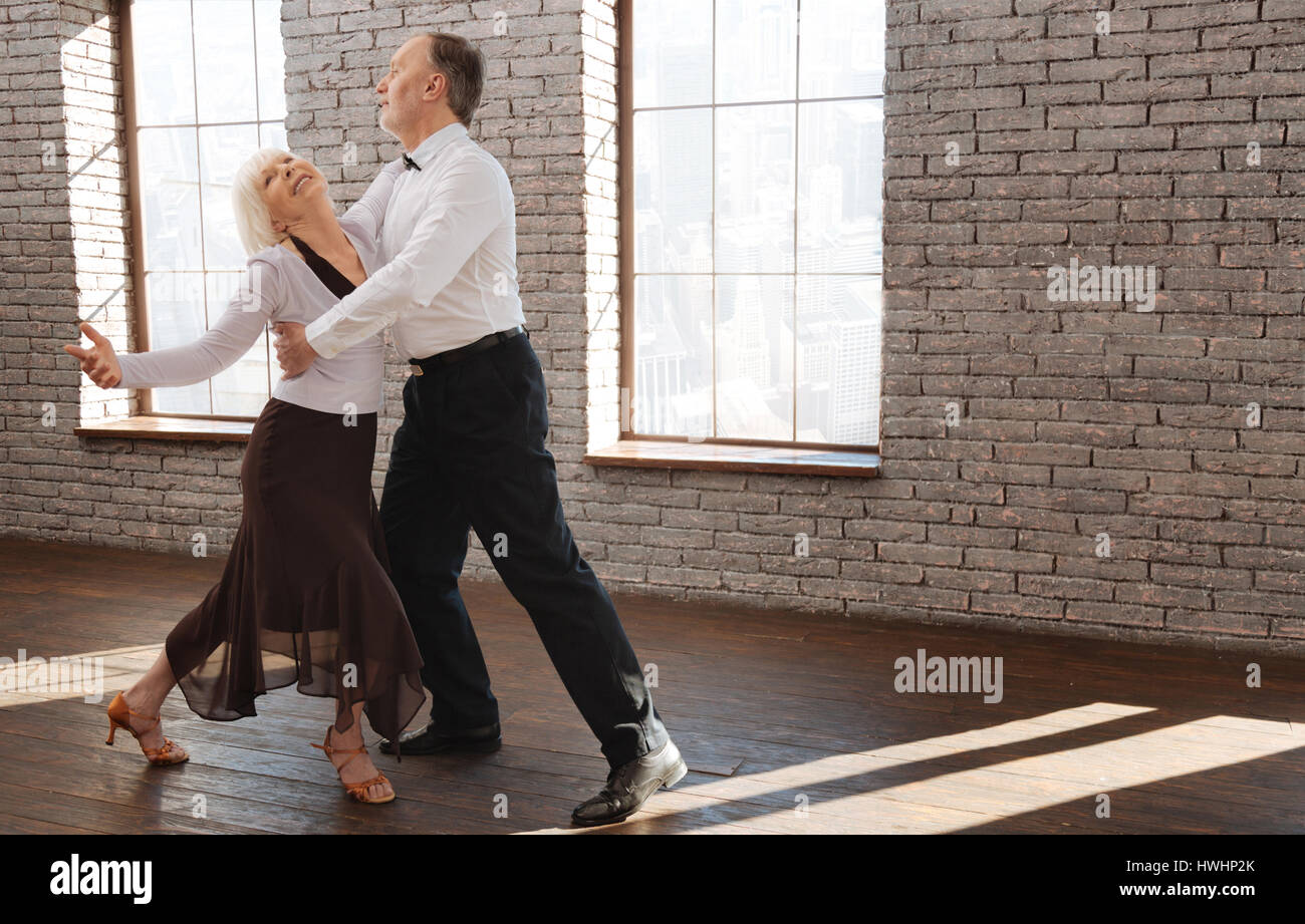 Зумба голд для пожилых. Занятия танцами. Кружок танцы для пенсионеров. Танцы для пожилых женщин. Пожилая женщина танцует.