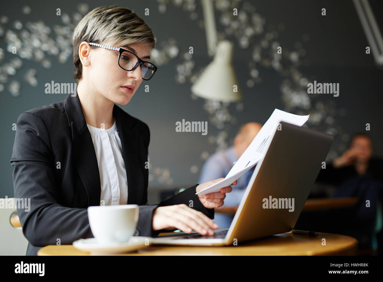 Seo копирайтер. Писатель за работой. Журналистская статья пример. Профессия рерайтер. Мужчина писает.