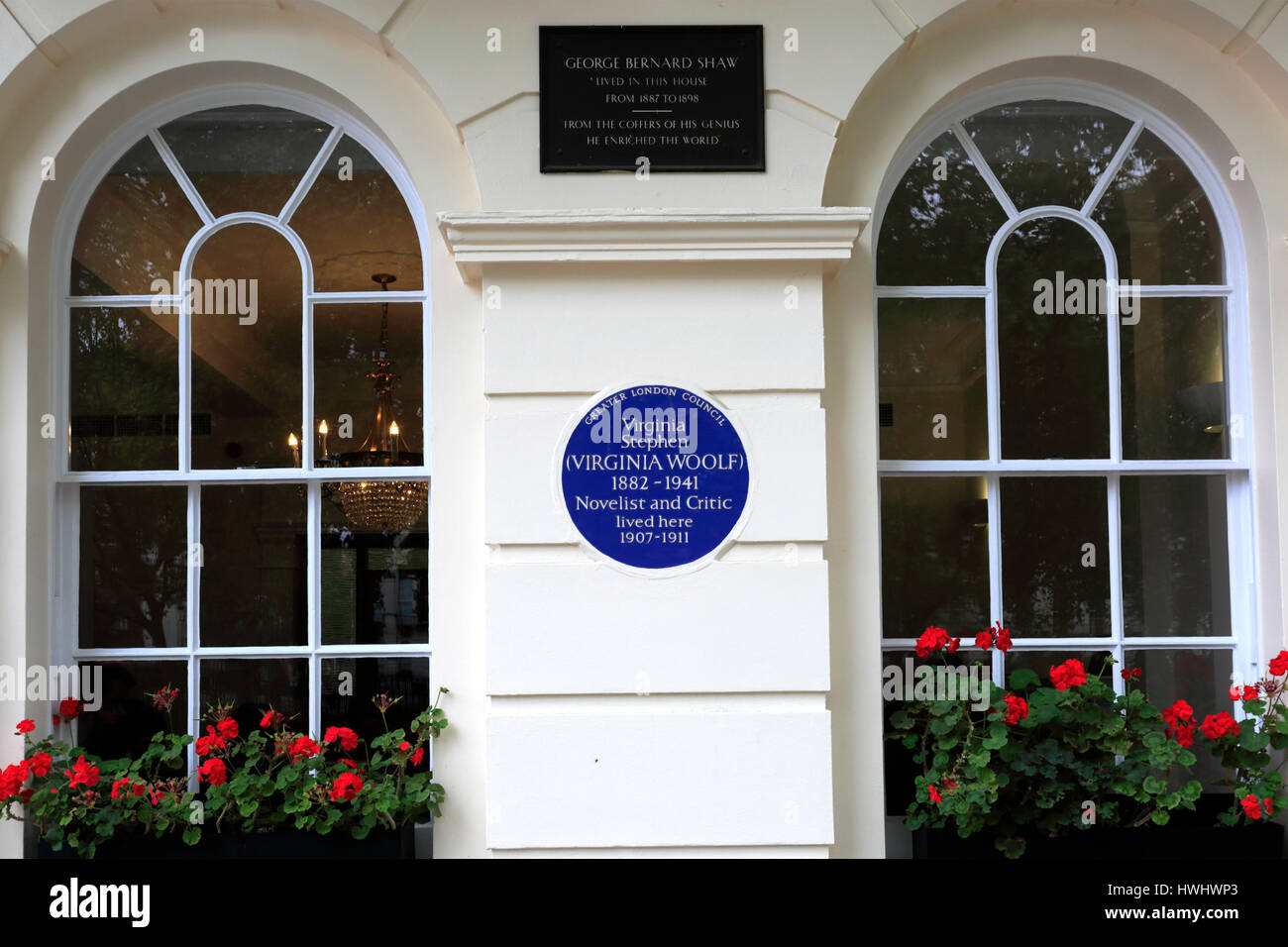 Blue Plaque on the home of George Bernard Shaw from 1887 until 1898 and later of Virginia Woolf from 1907 to 1911, Fitzroy Square, Central London, Eng Stock Photo