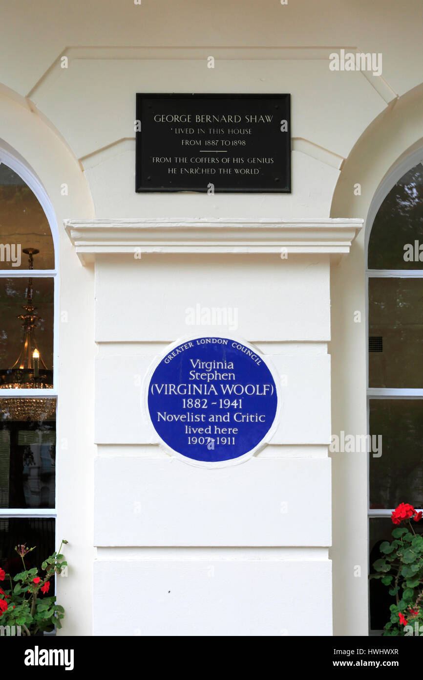 Blue Plaque on the home of George Bernard Shaw from 1887 until 1898 and later of Virginia Woolf from 1907 to 1911, Fitzroy Square, Central London, Eng Stock Photo