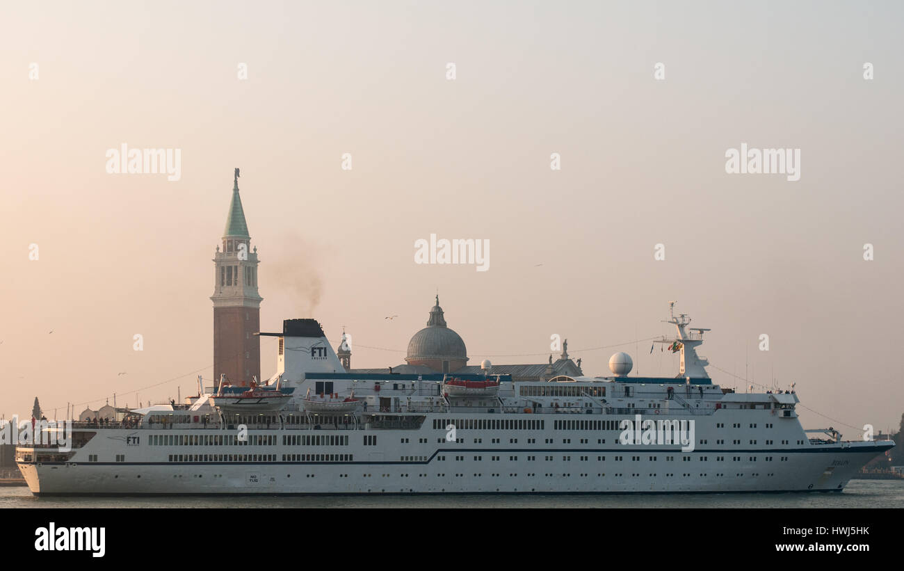 Venice cruise ship street hi-res stock photography and images - Alamy