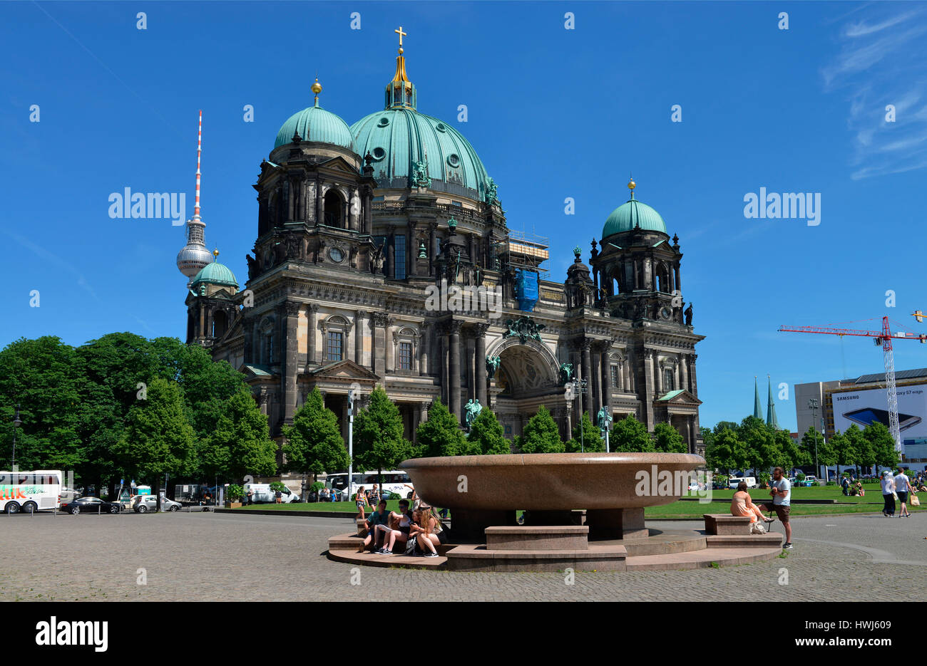 The granite bowl in the berlin lustgarten hires stock photography and