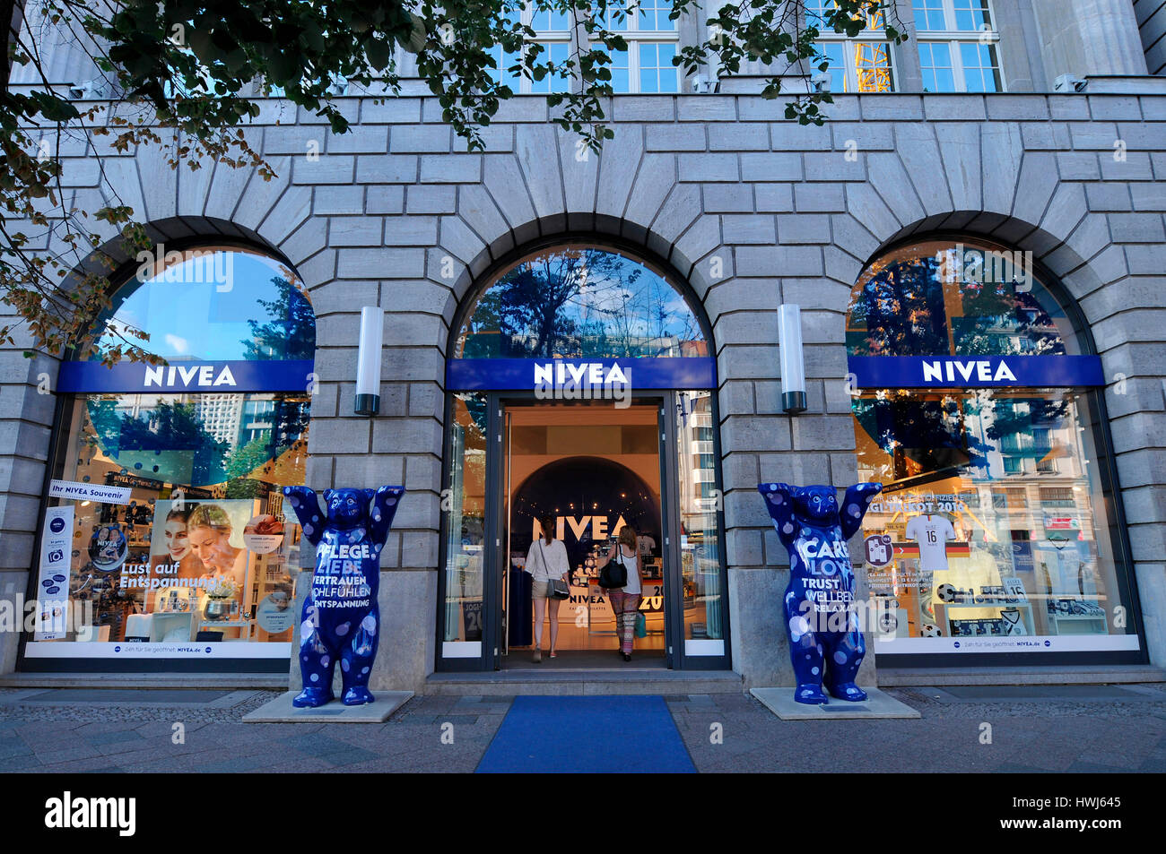 36+ toll Bilder Nivea Haus Berlin Gutschein - Beiersdorf to Open a New NIVEA Haus in Dubai and Berlin : 1890 kaufte der apotheker oscar troplowitz die firma, behielt aber den namen des früheren eigners bei.