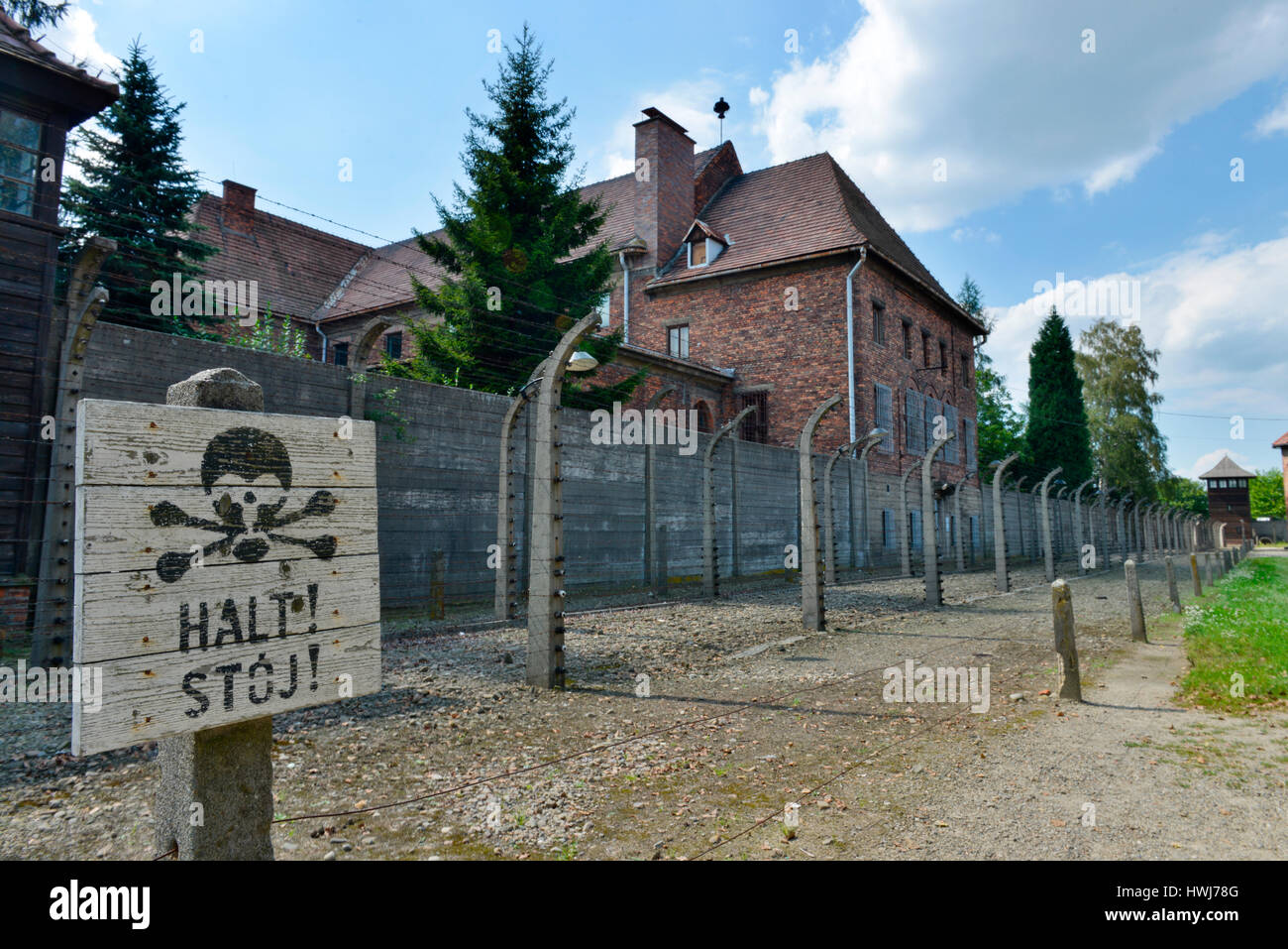 Stacheldraht, Wachturm, Lagergeb?ude, Stammlager I, Konzentrationslager, Auschwitz-Birkenau, Auschwitz, Polen Stock Photo