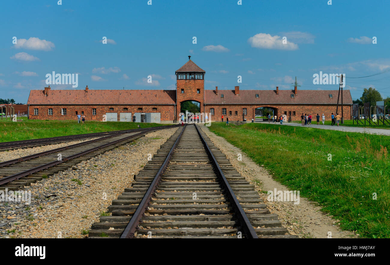 Gleise, Torhaus, Konzentrationslager, Auschwitz-Birkenau, Auschwitz, Polen Stock Photo
