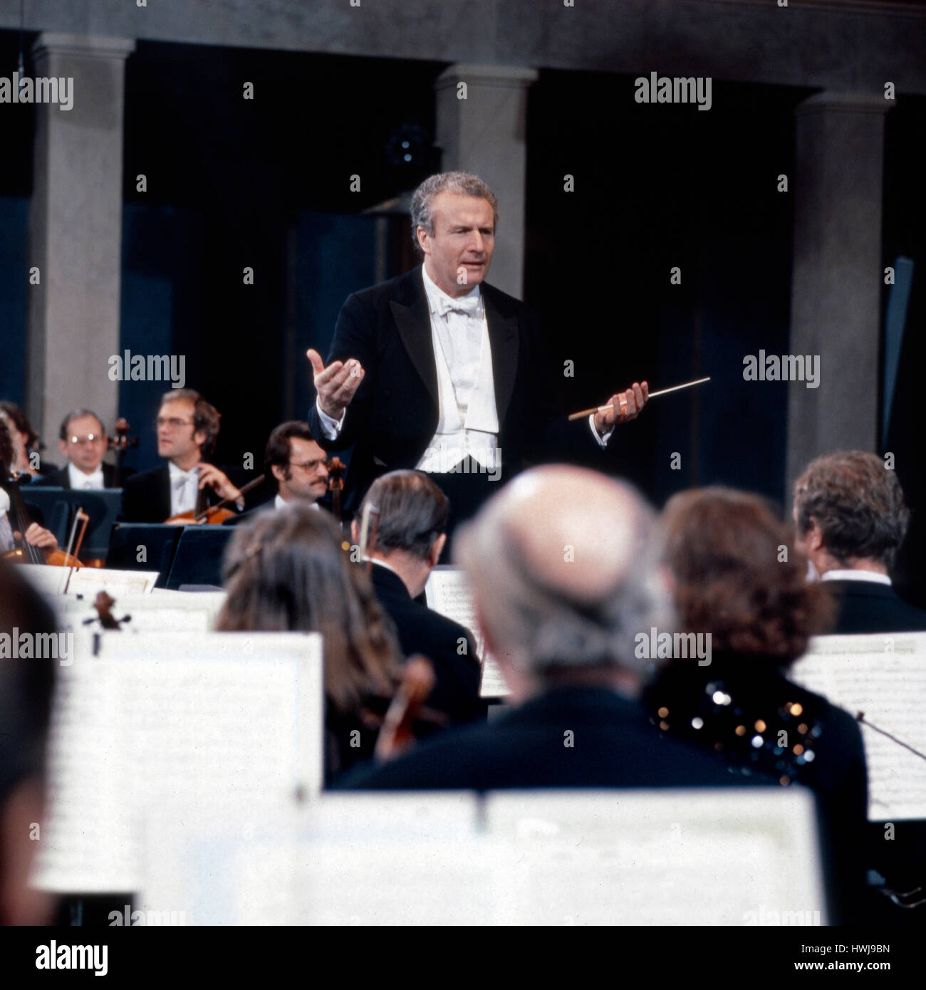 Britischer Dirigent Sir Colin Rex Davis und das Symphonieorchester des Bayerischen Rundfunks, Deutschland 1980er Jahre. British conductor Sir Colin Rex Davis working with the symphonic orchestra of Bayerischer Rundfunk, Germany 1980s. Stock Photo