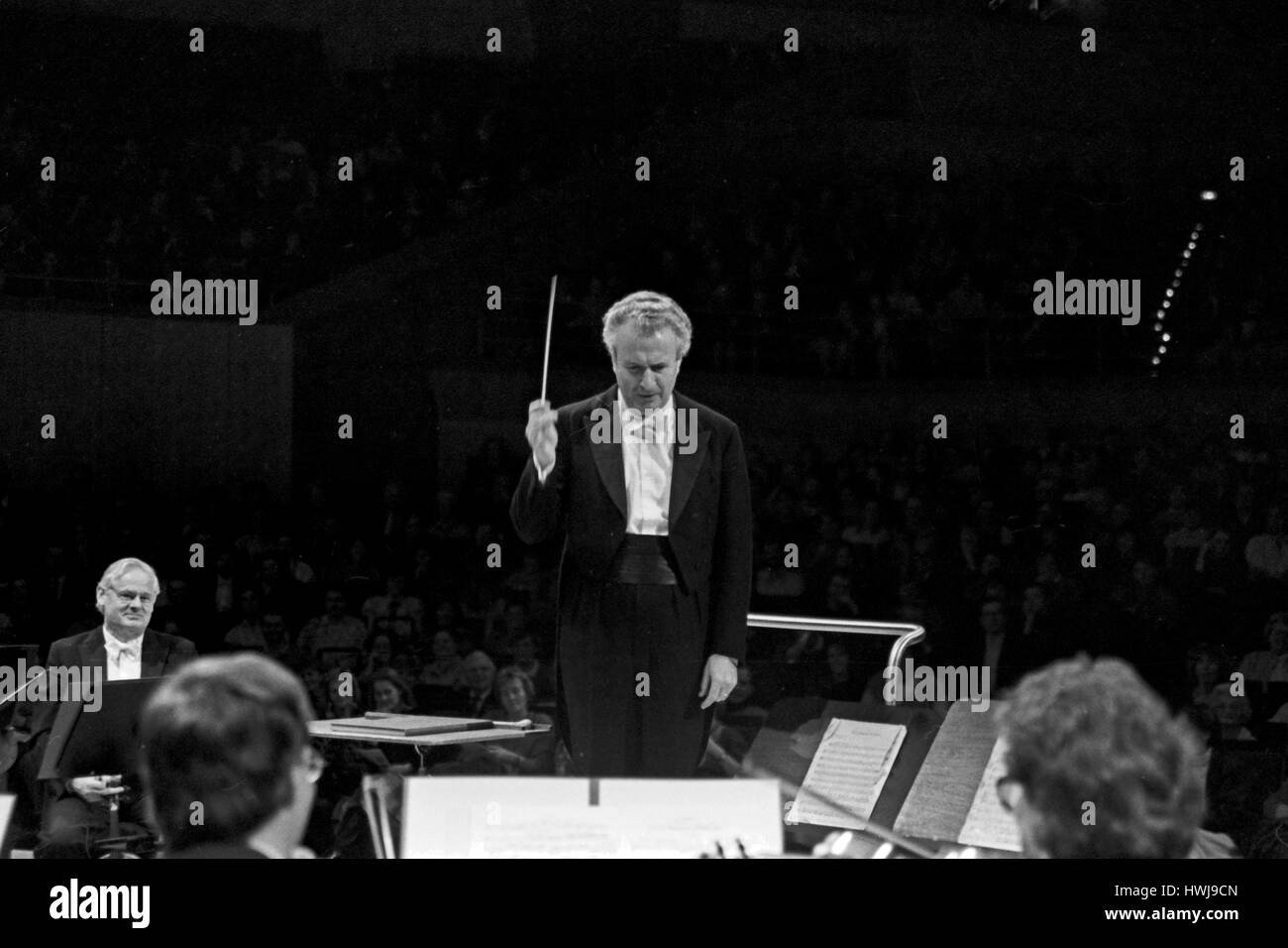 Britischer Dirigent Sir Colin Rex Davis und das Symphonieorchester des Bayerischen Rundfunks, Deutschland 1980er Jahre. British conductor Sir Colin Rex Davis working with the symphonic orchestra of Bayerischer Rundfunk, Germany 1980s. Stock Photo