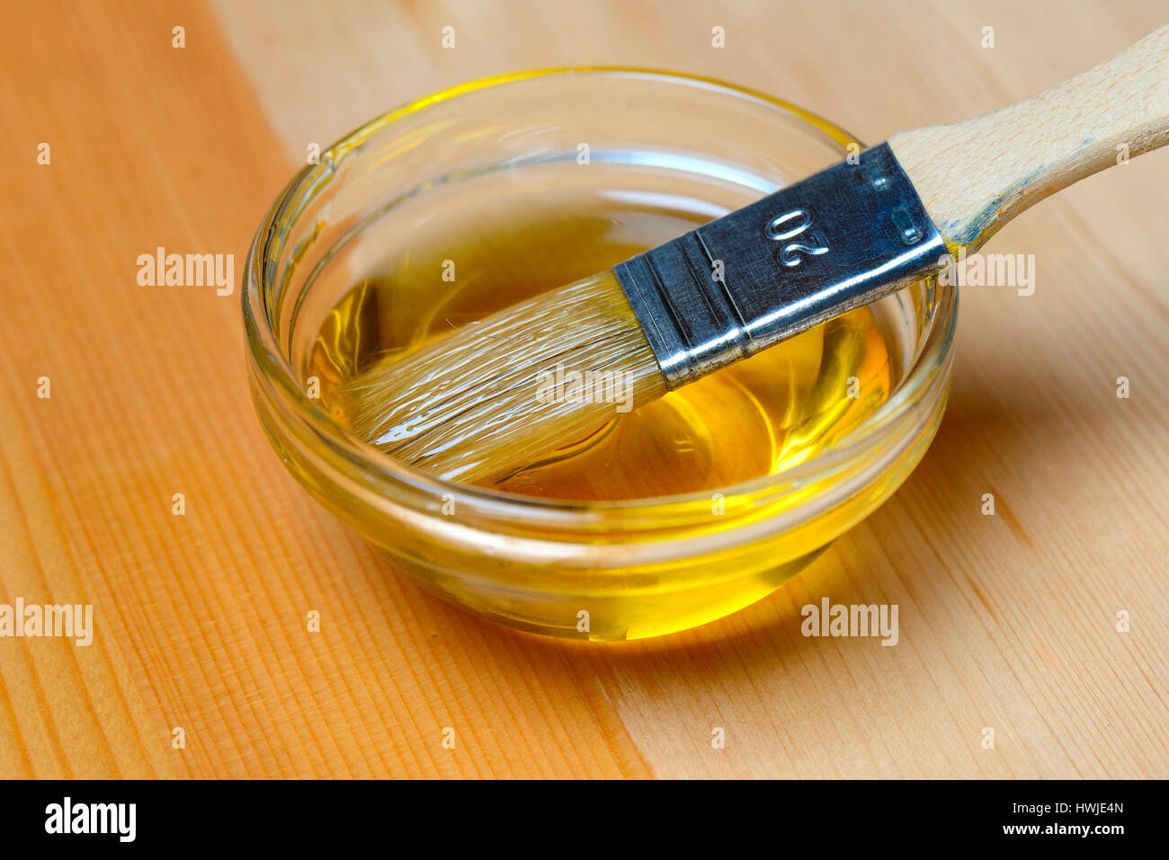 Leinoel in Schale und Pinsel, Anstrich von Holz mit Leinoel, Linum usitatissimum Stock Photo