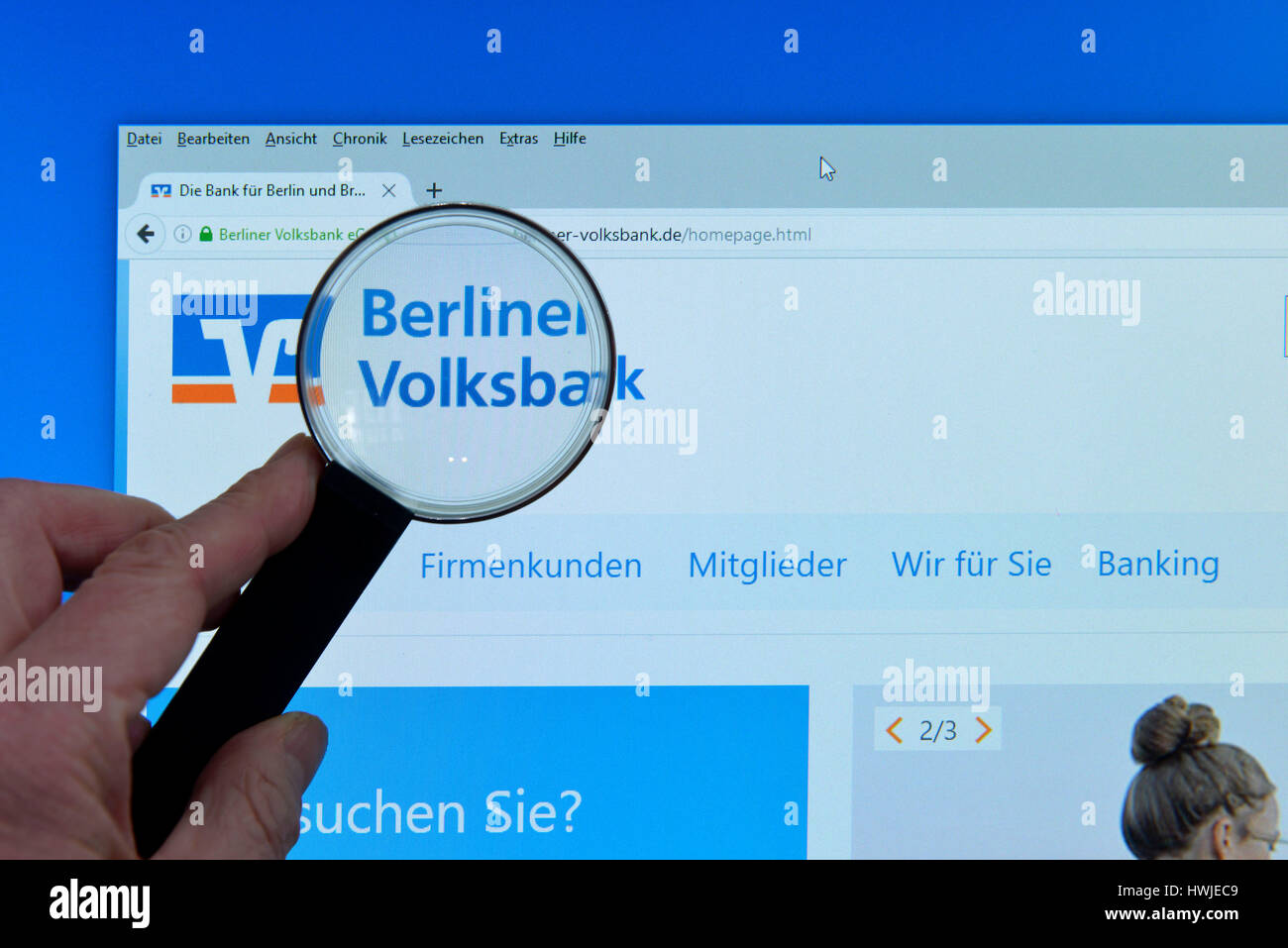 Berliner Volksbank, Website, Internet, Bildschirm, Lupe, Hand Stock Photo