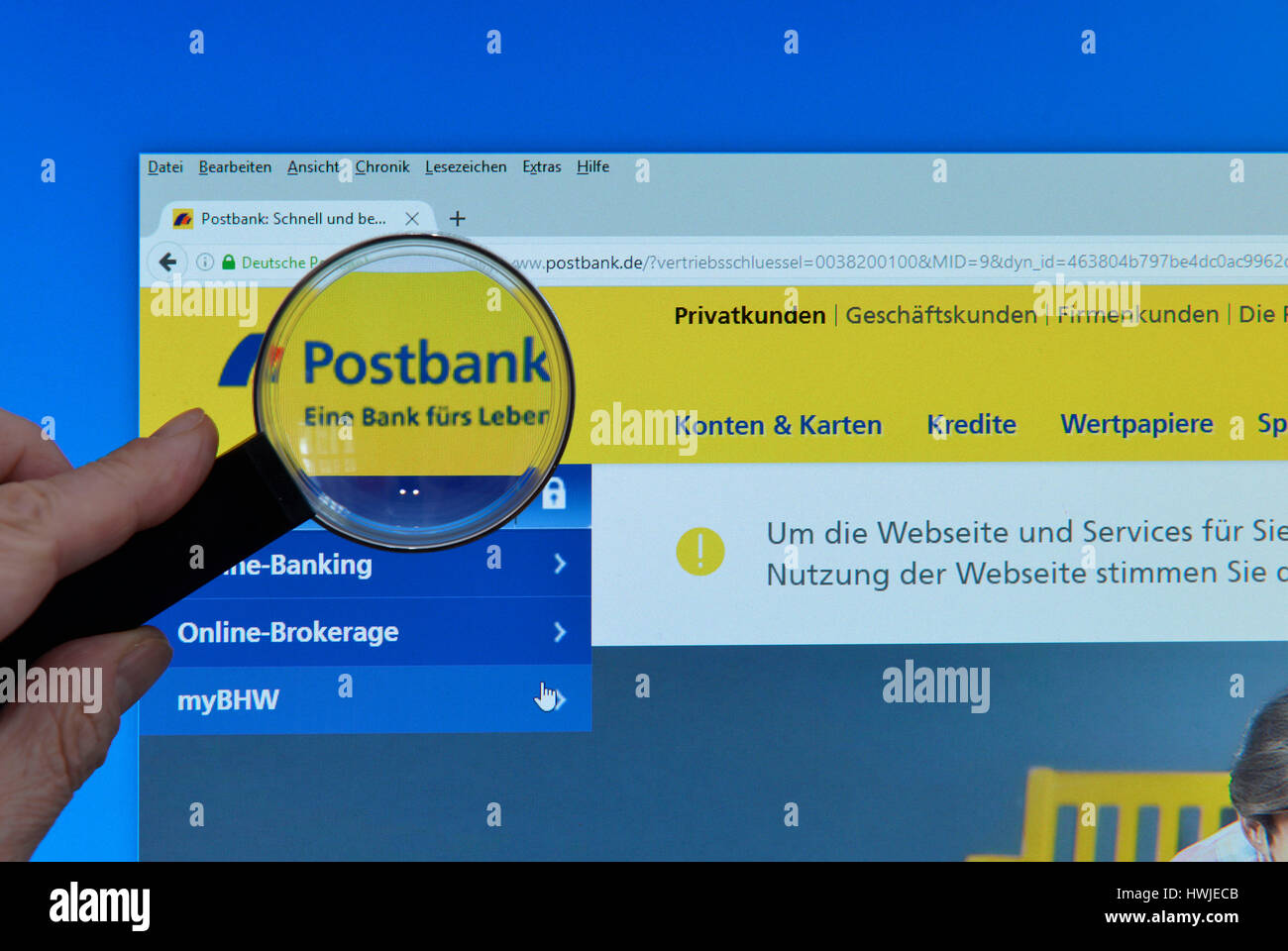 Postbank, Website, Bildschirm, Lupe, Hand, Internet Stock Photo