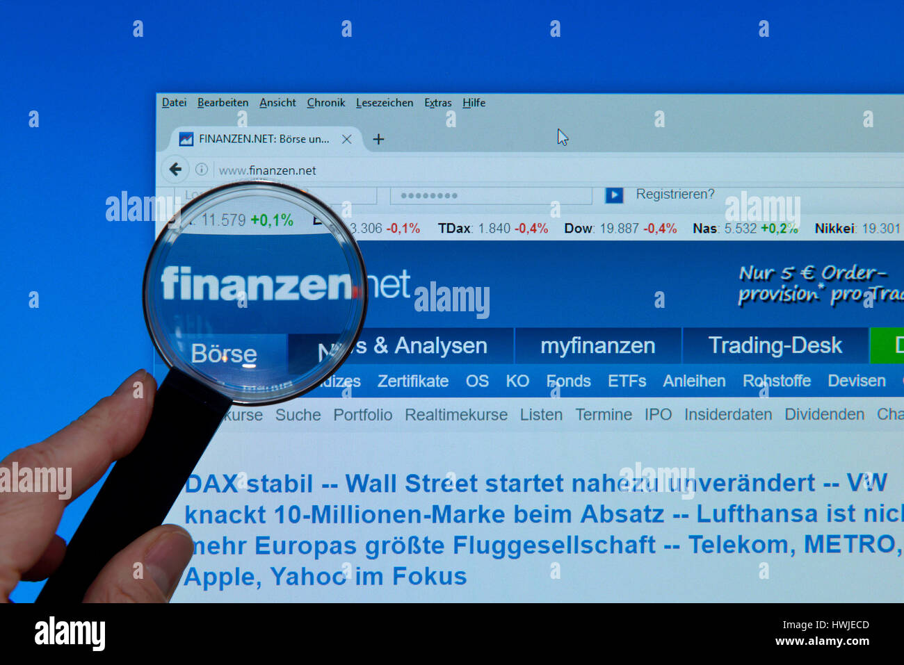 Finanzen.net, Website, Bildschirm, Lupe, Hand, Internet Stock Photo