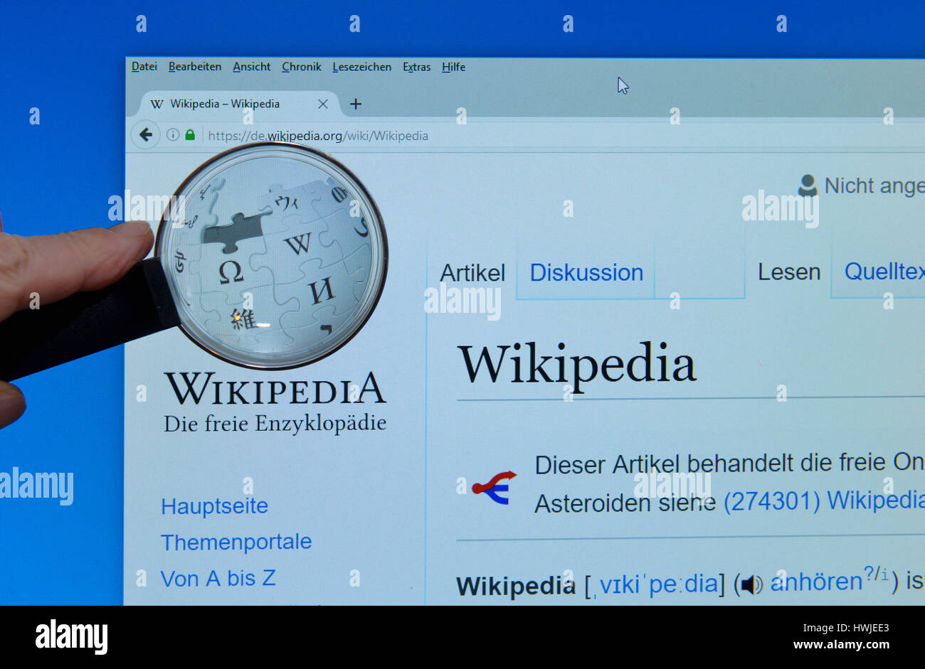 Wikipedia, Website, Bildschirm, Lupe Stock Photo