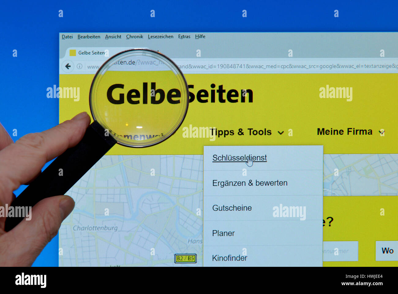 gelbeseiten.de, Website, Bildschirm, Lupe, Gelbe Seiten Stock Photo