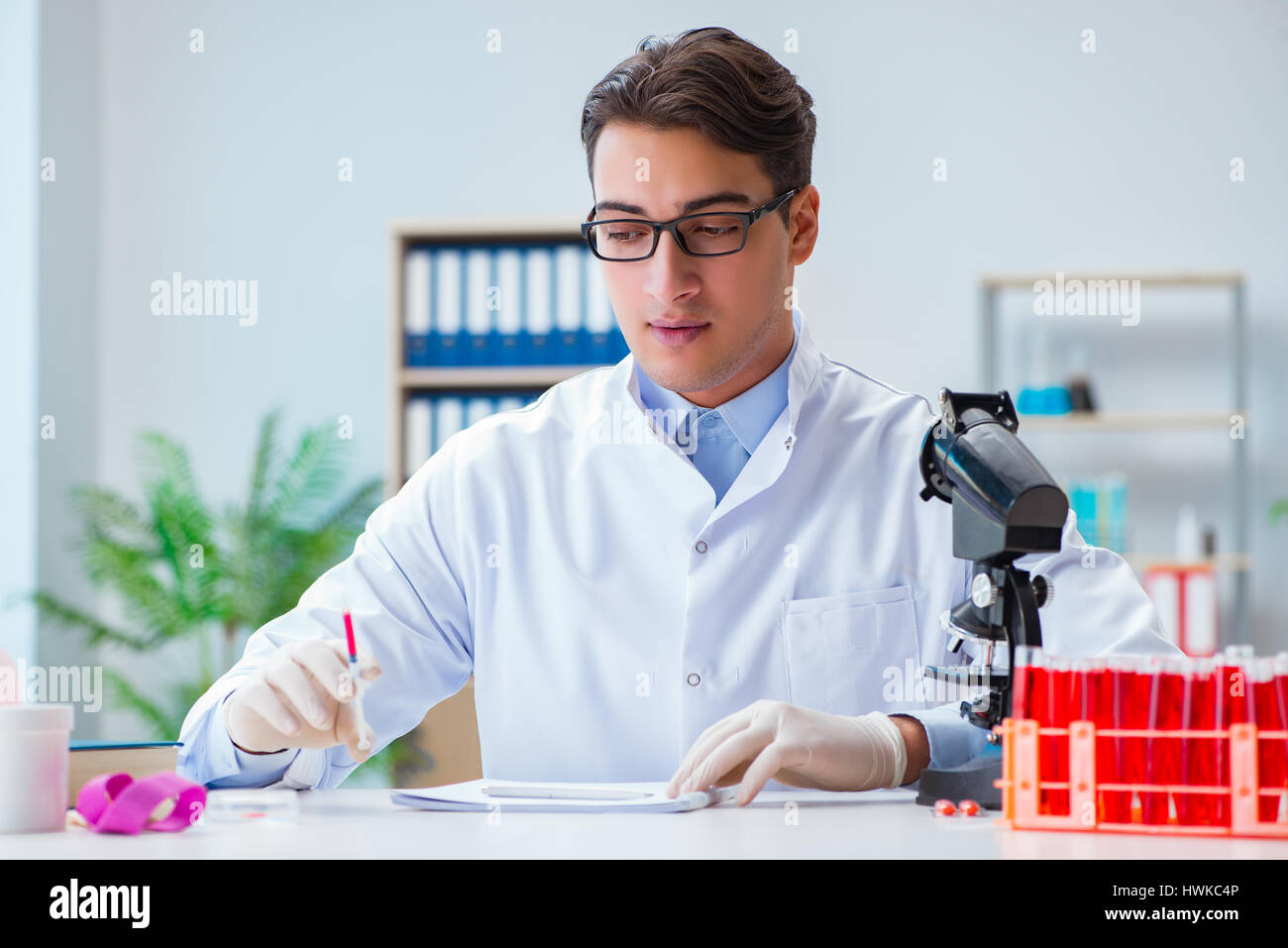 Ученый в белом халате за столом. Страница ученого. Страница в вк ученого. Ученый в белом халате за столом. Странички писателей в вк.