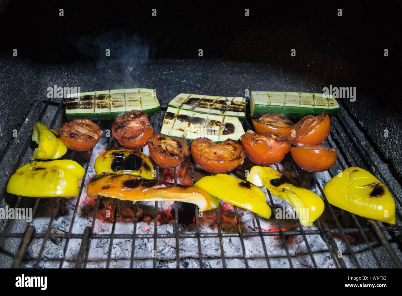 https://c8.alamy.com/comp/HWKF63/vegetables-on-the-grill-HWKF63.jpg